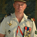 Le colonel Desmeulles devant le Memorial.
