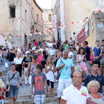 Une foule immense pour la procession