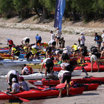 On se bouscoule pour le départ des kayaks