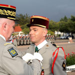 Remise de décoration par le général