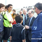 Le président de la FFF congratule les jeunes arbitres