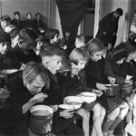 BAMBINI RIDOTTI ALLA FAME MANGIANO ZUPPA LIQUIDA DURANTE LA CARESTIA OLANDESE (1944)