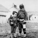 BAMBINI RUSSI ELEMOSINANO IL LATTE