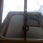 Mückengitter des Dachfensters im Bad wurde geleimt