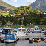 Von hier aus kann man die ganze Region bequem per Boot erkunden oder lässt sich mit der Fähre in die kleinen Dörfer entlang der Fjorde bringen.