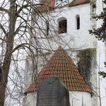 Die Kirchturmuhr ist noch intakt und zählt die Stunden, bis hier wieder ein Gottesdienst statt findet.
