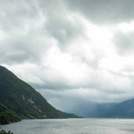 Dort hinten, wo die fette Regenwolke festhängt, ist übrigens Kinsarvik. 