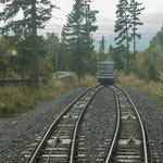 Wir drücken uns fast die Nase platt an der Scheibe. Zum einen, weil die Bahn sehr voll ist, aber auch weil wir die Technik und natürlich auch die Landschaft sehen wollen. 