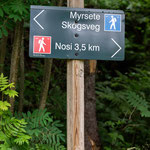 Kilometerangaben angebracht sind. Ist ja sowieso egal, oder? Aber diese hier lockt uns mit lächerlichen 3,5km bis Nosi.