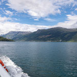 Um 10.33 Uhr legt unser Schnellboot in Kinsarvik ab. Und mit schnell meine ich: "Oh nein, meine super-eng-anliegende Mütze fliegt mir vom Kopf!"