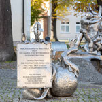 Der Sagenbrunnen neben der Kirche zeigt mehrere mythische Sagengestalten des Spreewaldes. 