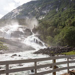 Angekommen am Tveitafossen. Das Wasser wird uns fein vernebelt ins Gesicht geweht. 