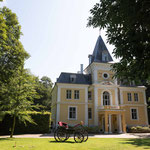Das hier ist noch nicht das Schloss. Es ist das Ny Slot Hotel mit Restaurant und Café.