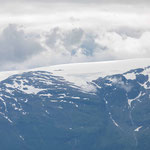 Der Blick über den Fjord hinüber zum Folgefonna Nationalpark ist ungewöhnlich im Sommer. Dieser Gletscher ist der drittgrößte Norwegens.
