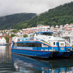 Bergen. Es ist kalt. Es ist nass. Von oben und irgendwann auch von unten. Die Jacke hält nicht mehr dicht. Die Barfußschuhe, oh Wunder, auch nicht. Wir trocknen uns kurz in einem hübschen kleinen Café und schlendern dann in Richtung Naturhafen.