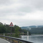 Auch heute fahren wir natürlich strikt nach vorher überlegtem Plan. Wir wollen bis nach Voss. 426km. 7 Stunden Fahrt. Na klar doch! Also los. Die Landschaft links und rechts und vor uns ist schon jetzt atemberaubend. Wir legen ein, zwei kleine Stops ein.