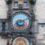 Die Rathausuhr, auch Aposteluhr oder Astronomische Uhr genannt, kennt wohl jeder, der sich schon einmal mit Prag beschäftigt hat.