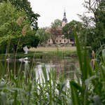 Blick über den Schwemmteich zum Schloss und zur Statue des Apollo