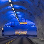 Direkt hinter der Brücke geht es hinein in den Berg. Aber hier werden nicht einfach nur Tunnel gebaut. Hier gibt es Kreisverkehre im Berg. Na klar! Der deutsche Flachland-Tourist staunt nicht schlecht. 