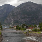 Der kleine Ort hat nicht einmal 1000 Einwohner und lebt eigentlich von den Touristen, die hier mit großen und kleinen Schiffen Halt machen und die Natur und den Wasserfall erwandern. Die Ursprünge der Besiedlung gehen jedoch bis zur Wikingerzeit zurück.