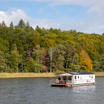 Gemütlich mit einem Hausboot über die Seenlandschaft fahren, ist Urlaub!
