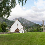 Die kleine Kirche ist nicht nur die älteste der Region Hardanger, sondern gehört zu den ältesten Steinkirchen Norwegens. Sie stammt noch aus dem Jahr 1160.