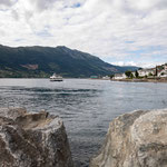 Gegen 17 Uhr sind wir zurück am Auto und gönnen uns ein Eis auf einer Bank mit Blick auf den Fjord. Die 20m zum Auto werden nochmal eine Herausforderung. Demanding. Challenging. Steep. Ja. War es. Aber auch unvergesslich und beeindruckend. 