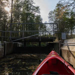 Man durchfährt einige Schleusen im Spreewald, die man zum Teil selbst bedienen muss. Wenn man zu zweit unterwegs ist, ist dies für denjenigen, der im Boot sitzen bleibt, natürlich sehr angenehm.