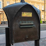 Details am Rande: ein Briefkasten.