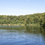 Gegenüber der Straße liegt dieser kleine See, den man schnell mal umrunden kann und dabei an weiteren Stellflächen, die zum Camp gehören, vorbei kommt.
