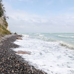 Nach der Hälfte der Strecke haben wir uns an die nassen Schuhe gewöhnt. Ja die Ostsee ist richtig angenehm geworden und durchs Wasser läuft es sich einfach besser!