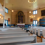 Die Kirche ist einladend hell und freundlich gestaltet. Wir tragen uns ins Gästebuch ein.