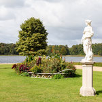 Im Schlossgarten befinden sich verschiedene Statuen und Skulpturen.