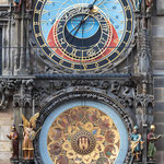 Sie stammt aus dem Jahr 1410. Zu jeder vollen Stunde füllt sich der Platz vor der Uhr mit Touristen, die sich die 12 Apostel anschauen wollen, die sich zu Glockenklängen über der Uhr bewegen.