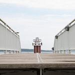 Im Hafen von Plau am See steht ein kleiner Leuchtturm, auf den man hinaufsteigen und den Blick über den See genießen kann. Und danach: