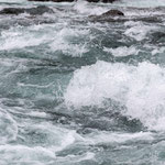 Wir füllen unsere Trinkflaschen mit dem gletscherblauen Wasser. Der reine, leicht metallische Geschmack liegt mir noch immer auf der Zunge, wenn ich daran zurück denke. Es hat anders, aber richtig gut geschmeckt.