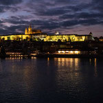 Am späten Nachmittag des ersten Tages war klar: Karlsbrücke ist Pflicht. Also begannen wir nahe des Hotels unseren Spaziergang entlang der Moldau in die Altstadt. Von der Karlsbrücke gab es dann diesen leuchtenden Blick zum Hradschin mit der Prager Burg.