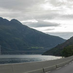 Die Hardangerbrücke, kurz hinter Kinsarvik, sieht schon von weitem sehr spektakulär aus. Wikipedia weiß: "Wegen der großen Wassertiefe des Hardangerfjords (nahe der Brücke bis 500 m) müssen die 202,5 m hohen Pylonen an Land stehen,