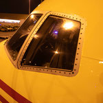 Auf zur nächsten Location! Dort wartete ein weiteres Flugzeug auf uns und das ein oder andere Fahrzeug. 