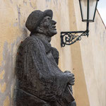 Zurück hinunter ins trubelige Prag, sitzt dieser Mann und ruht sich aus. Macht er richtig. Mir tun auch die Füße weh!