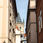 Staré Město, die Altstadt von Prag, ist sehr verwinkelt und gehört zum UNESCO-Weltkulturerbe. Manchmal hat man das Gefühl, durch eine Kleinstadt zu laufen, nur um kurz danach vor einer weiteren Sehenswürdigkeit inmitten von Touristenmassen zu stehen.