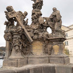 30 Statuen befinden sich auf der Brücke. Die älteste stammt aus dem Jahr 1683 und die Jüngste ist von 1938. 