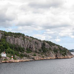 Am Abreisetag regnet es nicht, so dass wir die jetzt besser erkennbaren zerklüfteten Felsen und die Leuchttürme vor Norwegens Küste bewundern können.