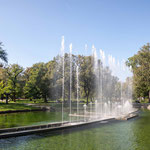 Direkt am Bahnhof befindet sich der Stadtpark, in dem wir uns eine Weile die Wasserspiele anschauen.