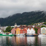 Von den Bergen, die die Stadt umringen, ist leider nicht viel zu sehen. Dafür leuchtet uns schon von weitem das berühmte Weltkulturerbe entgegen: Bryggen.