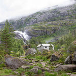 Um die Weiten der Hardangervidda erwandern zu können, bietet es sich an, in einer dieser Hütten zu übernachten. Dann kann man über die Hochplateauebene nach Lofthus und zurück nach Kinsarvik wandern.