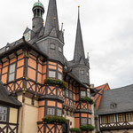Ein kurzer Abstecher in die Altstadt von Wernigerode - die "Bunte Stadt am Harz". Sehenswert ist Wernigerode vor allem wegen des Schlosses (das ich leider bei meinem Ausflug nur von weitem sehen konnte), aber auch wegen des Marktplatzes mit dem Rathaus...