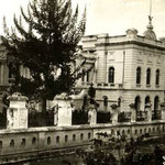 El palacio como escuela de etiqueta para señoritas (1912).