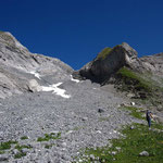 On remonte les éboulis du front du glacier du Ruan