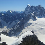 Carte postale. Des cordées arrivent sur l'arête